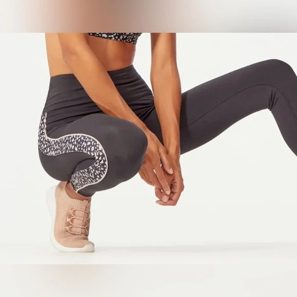 Jessica Simpson Slimtek High Waisted Black Animal Print Leggings NWT Size M - Picture 1 of 15